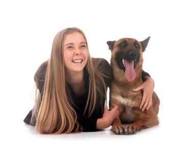 Beyaz arka planda Belçikalı çoban ve sahibi