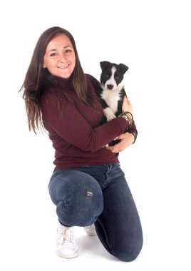 Genç Sınır Çobanı ve beyaz arka plandaki kadın.