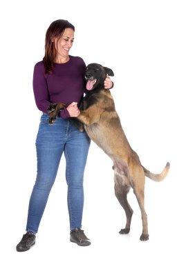 Beyaz arka planda Belçikalı çoban ve sahibi