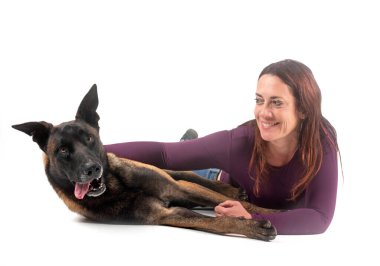 Beyaz arka planda Belçikalı çoban ve sahibi