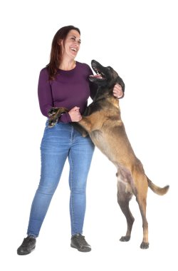 Beyaz arka planda Belçikalı çoban ve sahibi