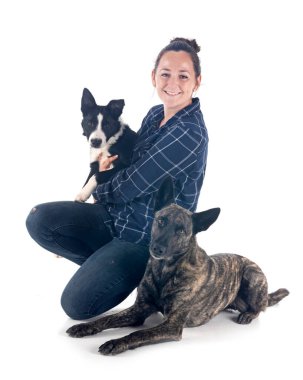 Beyaz arka planda iki köpek ve bir kadın.