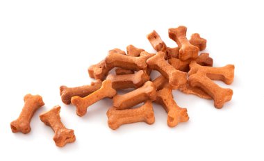 Beyaz arka planda kurutulmuş hayvan maması
