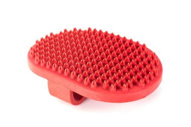 Beyaz arkaplan önünde köpek için kauçuk fırça