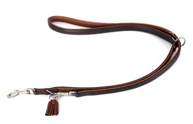 beyaz arka plan önünde deri tasma