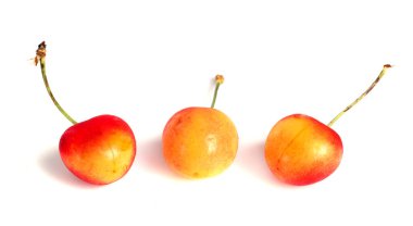 Beyaz arka plan önünde taze kiraz