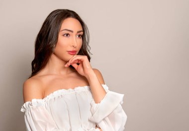 Uzun kahverengi saçlı güzel bir genç kadın. 