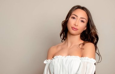 Uzun kahverengi saçlı güzel bir genç kadın. 