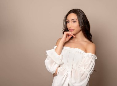 Uzun kahverengi saçlı güzel bir genç kadın. 