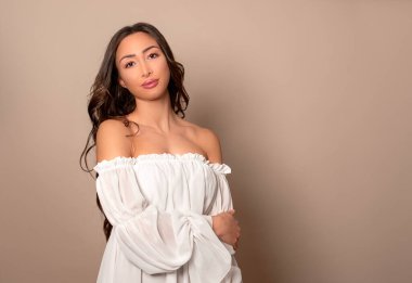 Uzun kahverengi saçlı güzel bir genç kadın. 