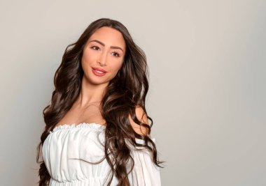 Uzun kahverengi saçlı güzel bir genç kadın. 