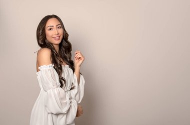 Uzun kahverengi saçlı güzel bir genç kadın. 