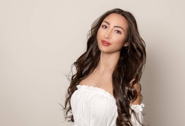 Uzun kahverengi saçlı güzel bir genç kadın. 