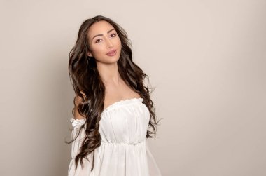 Uzun kahverengi saçlı güzel bir genç kadın. 