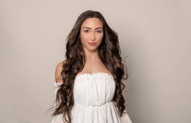 Uzun kahverengi saçlı güzel bir genç kadın. 