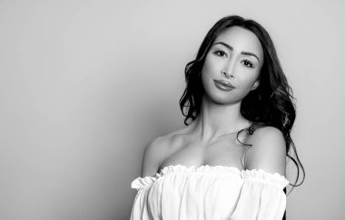 Siyah beyaz uzun kahverengi saçlı güzel bir genç kadın.