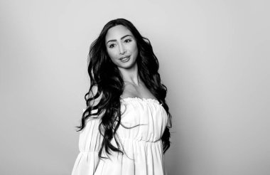 Siyah beyaz uzun kahverengi saçlı güzel bir genç kadın.