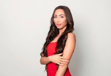 Doğal makyajı, güzel gülüşü ve uzun, sağlıklı siyah saçları olan güzel bir kadın.