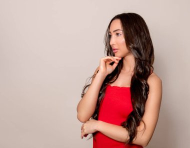 Doğal makyajı, güzel gülüşü ve uzun, sağlıklı siyah saçları olan güzel bir kadın.