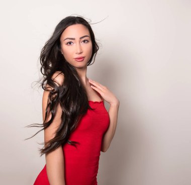 Doğal makyajı, güzel gülüşü ve uzun, sağlıklı siyah saçları olan güzel bir kadın.