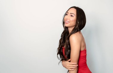 Doğal makyajı, güzel gülüşü ve uzun, sağlıklı siyah saçları olan güzel bir kadın.