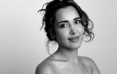 Güzel, genç bir kadın cilt bakımı sonrası parlak cilt ve güzel bir gülümseme 