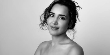 Güzel, genç bir kadın cilt bakımı sonrası parlak cilt ve güzel bir gülümseme 