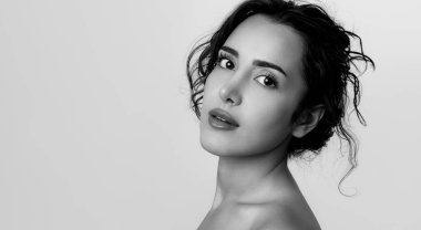 Güzel, genç bir kadın cilt bakımı sonrası parlak cilt ve güzel bir gülümseme 