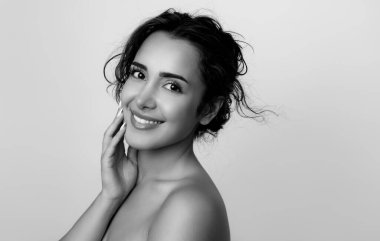 Güzel, genç bir kadın cilt bakımı sonrası parlak cilt ve güzel bir gülümseme 