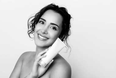 Güzel, genç bir kadın cilt bakımı sonrası parlak cilt ve güzel bir gülümseme 