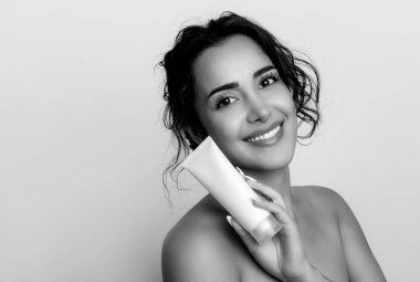 Güzel, genç bir kadın cilt bakımı sonrası parlak cilt ve güzel bir gülümseme 