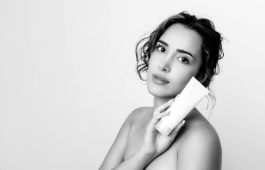 Güzel, genç bir kadın cilt bakımı sonrası parlak cilt ve güzel bir gülümseme 