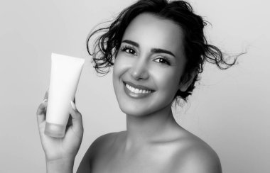 Güzel, genç bir kadın cilt bakımı sonrası parlak cilt ve güzel bir gülümseme 