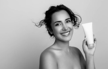 Güzel, genç bir kadın cilt bakımı sonrası parlak cilt ve güzel bir gülümseme 