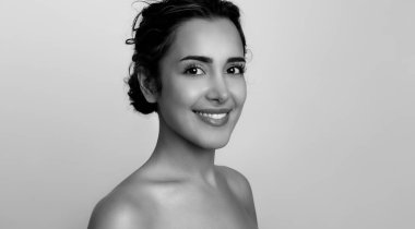 Güzel, genç bir kadın cilt bakımı sonrası parlak cilt ve güzel bir gülümseme 