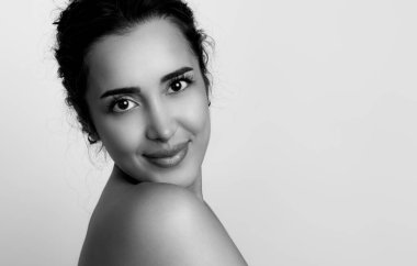 Güzel, genç bir kadın cilt bakımı sonrası parlak cilt ve güzel bir gülümseme 