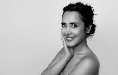 Güzel, genç bir kadın cilt bakımı sonrası parlak cilt ve güzel bir gülümseme 