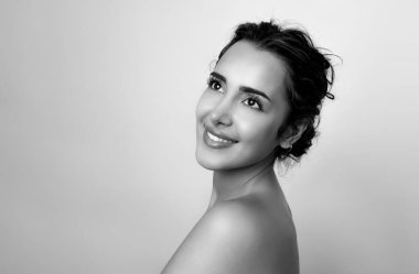 Güzel, genç bir kadın cilt bakımı sonrası parlak cilt ve güzel bir gülümseme 