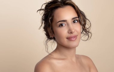 Güzel gülüşü ve derisi pürüzsüz cildiyle güzel genç bir kadın.