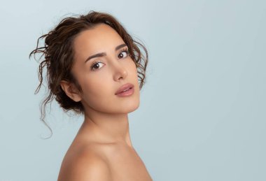 Güzel gülüşü ve derisi pürüzsüz cildiyle güzel genç bir kadın.