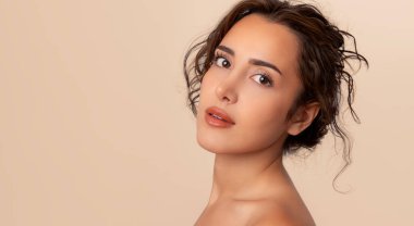 Güzel gülüşü ve derisi pürüzsüz cildiyle güzel genç bir kadın.