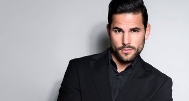 Takım elbiseli yakışıklı ve başarılı bir genç.