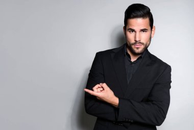 Takım elbiseli yakışıklı ve başarılı bir genç.