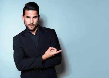 Takım elbiseli yakışıklı ve başarılı bir genç.