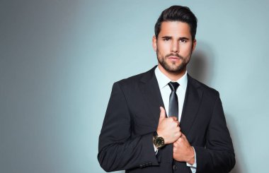 Takım elbiseli yakışıklı ve başarılı bir genç.