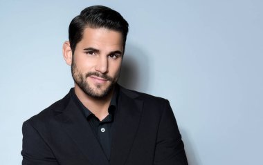 Takım elbiseli yakışıklı ve başarılı bir genç.