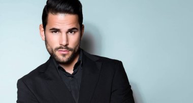 Takım elbiseli yakışıklı ve başarılı bir genç.