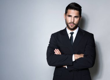 Takım elbiseli yakışıklı ve başarılı bir genç.