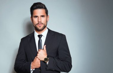 Takım elbiseli yakışıklı ve başarılı bir genç.