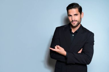 Takım elbiseli yakışıklı ve başarılı bir genç.